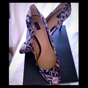G.I.L.I. Beautiful Embroidered Pumps NWT
